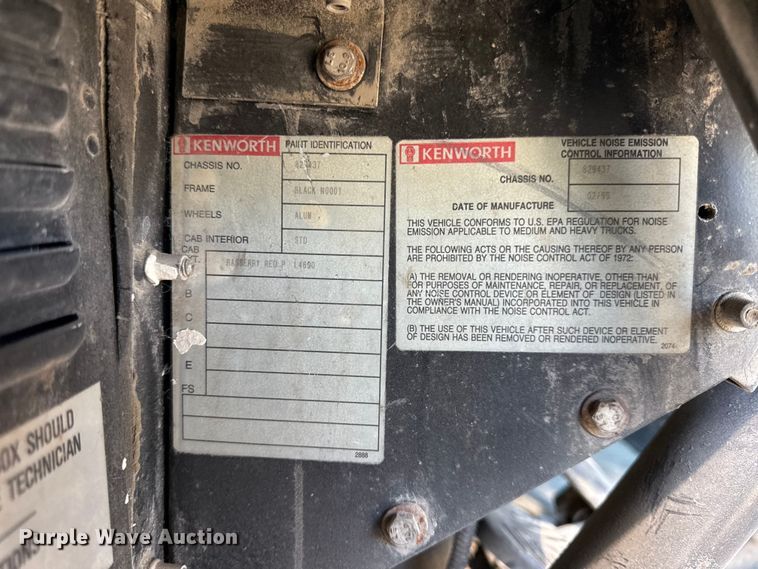 image for item EN0423 1999 Kenworth T800 semi truck