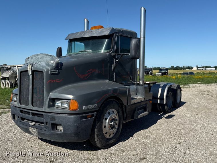image for item EN0424 1991 Kenworth T600 semi truck