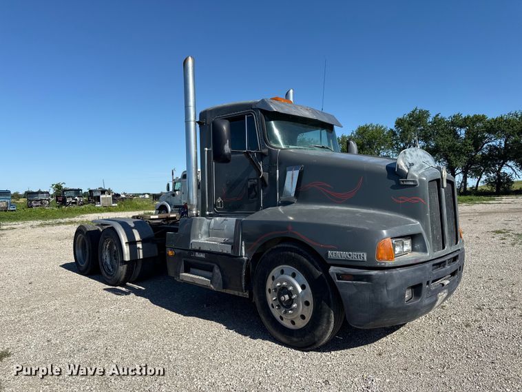 image for item EN0424 1991 Kenworth T600 semi truck