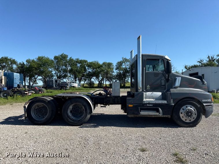 image for item EN0424 1991 Kenworth T600 semi truck