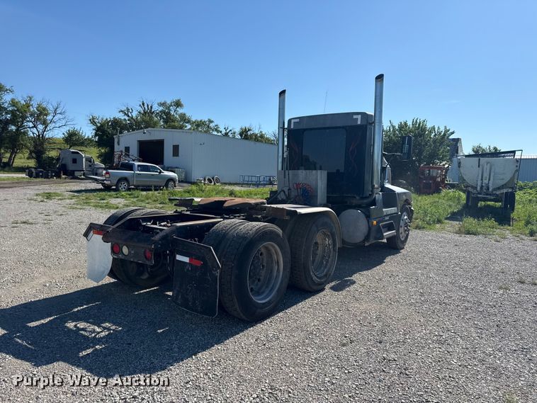 image for item EN0424 1991 Kenworth T600 semi truck
