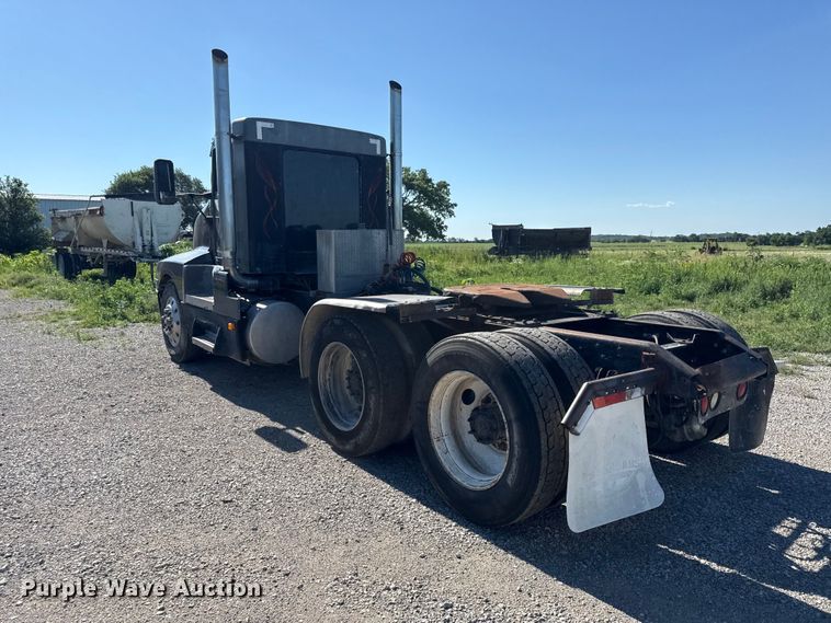 image for item EN0424 1991 Kenworth T600 semi truck