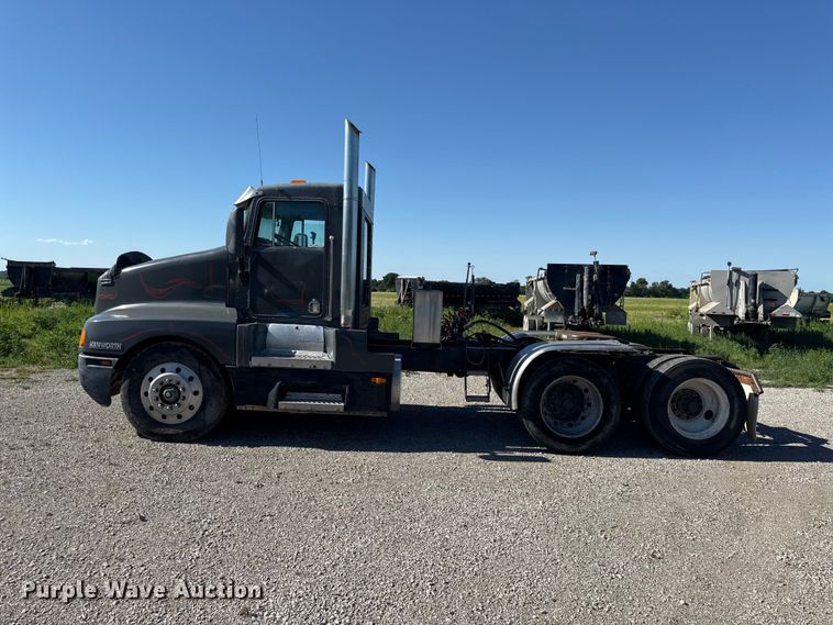 image for item EN0424 1991 Kenworth T600 semi truck