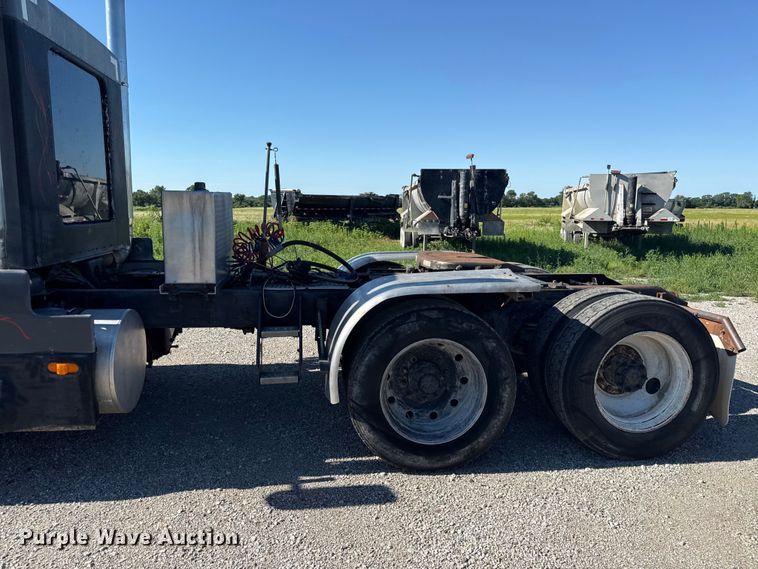 image for item EN0424 1991 Kenworth T600 semi truck
