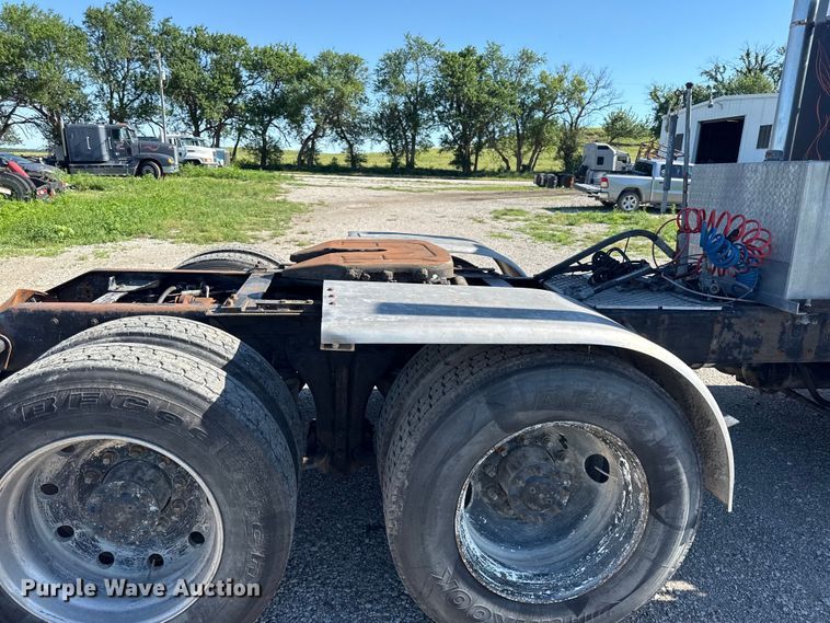 image for item EN0424 1991 Kenworth T600 semi truck