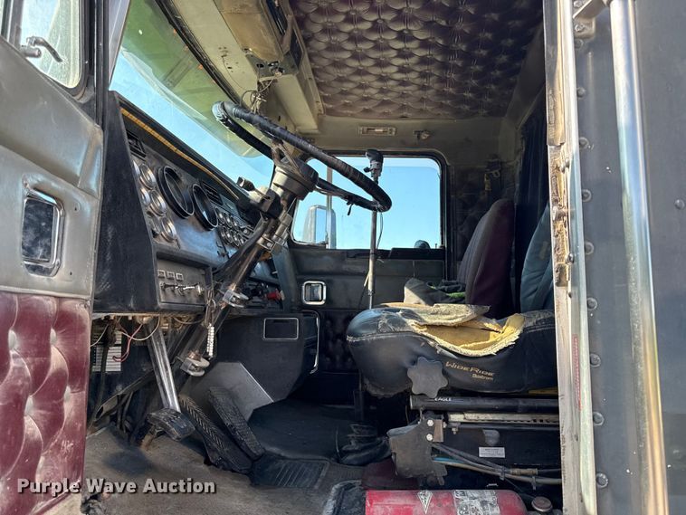 image for item EN0424 1991 Kenworth T600 semi truck