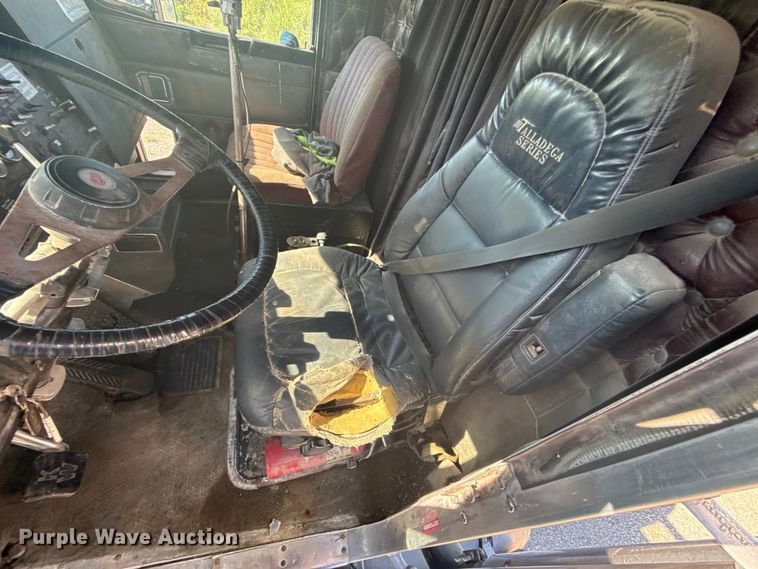 image for item EN0424 1991 Kenworth T600 semi truck