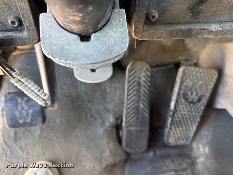 image for item EN0424 1991 Kenworth T600 semi truck
