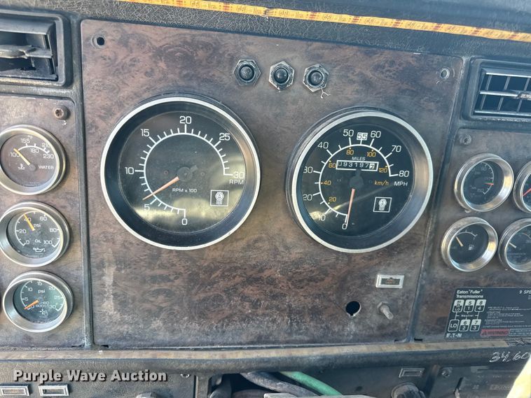 image for item EN0424 1991 Kenworth T600 semi truck