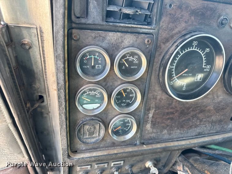 image for item EN0424 1991 Kenworth T600 semi truck