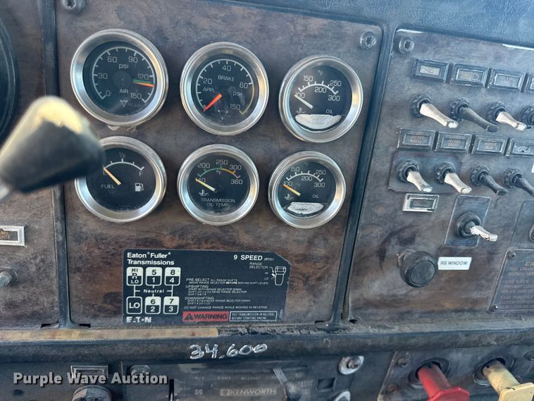 image for item EN0424 1991 Kenworth T600 semi truck