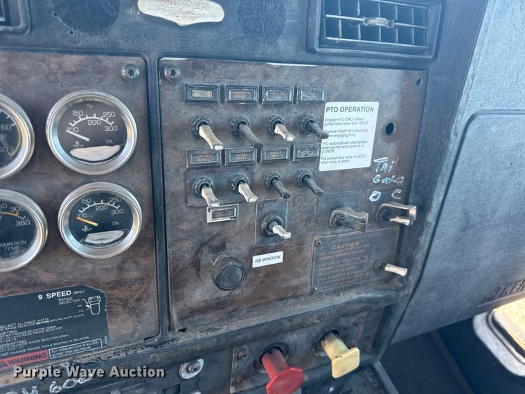 image for item EN0424 1991 Kenworth T600 semi truck