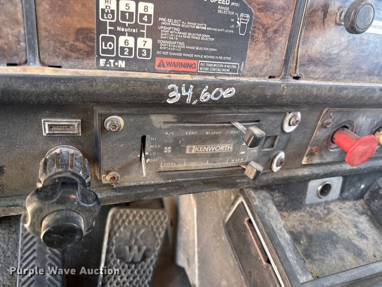 image for item EN0424 1991 Kenworth T600 semi truck