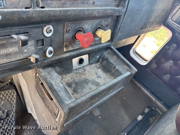 image for item EN0424 1991 Kenworth T600 semi truck