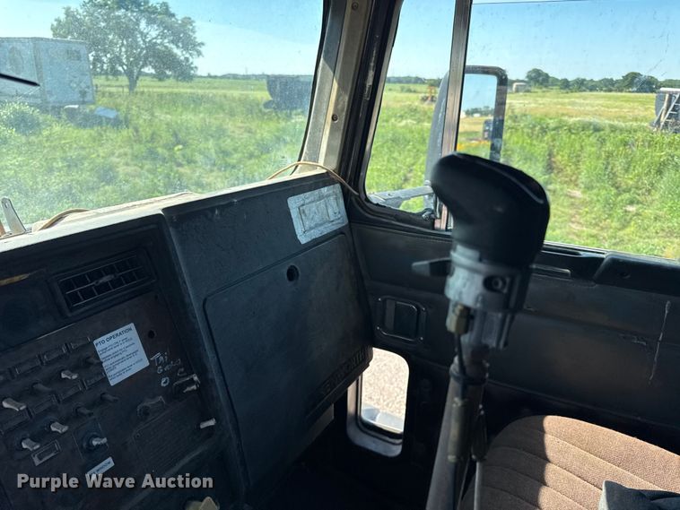 image for item EN0424 1991 Kenworth T600 semi truck