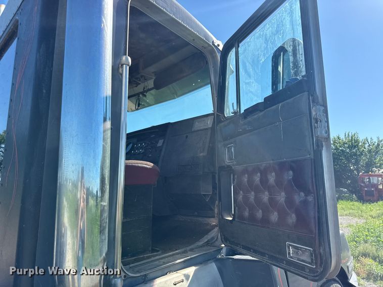 image for item EN0424 1991 Kenworth T600 semi truck