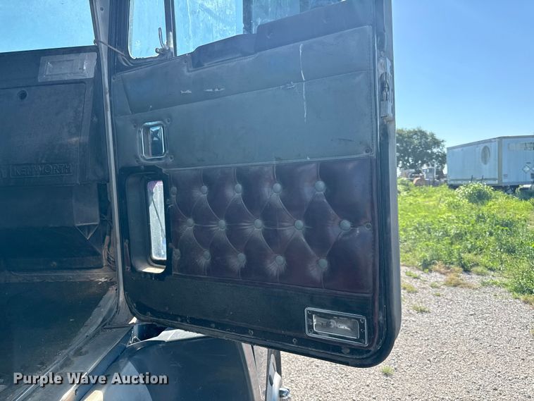 image for item EN0424 1991 Kenworth T600 semi truck