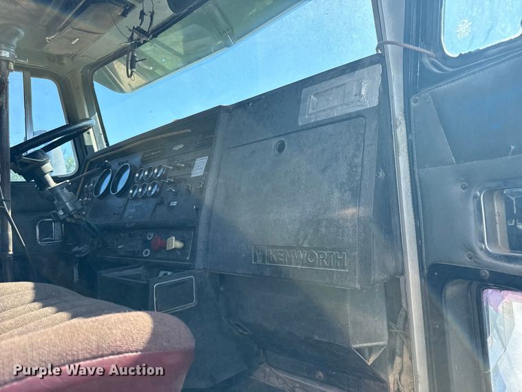 image for item EN0424 1991 Kenworth T600 semi truck