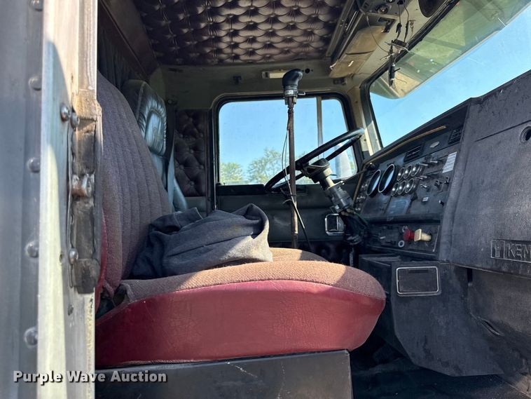 image for item EN0424 1991 Kenworth T600 semi truck