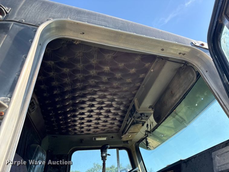 image for item EN0424 1991 Kenworth T600 semi truck