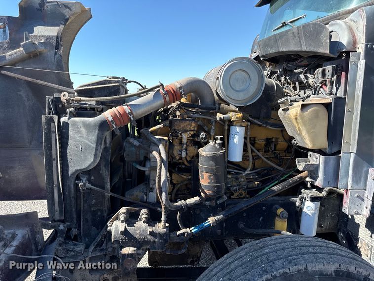 image for item EN0424 1991 Kenworth T600 semi truck