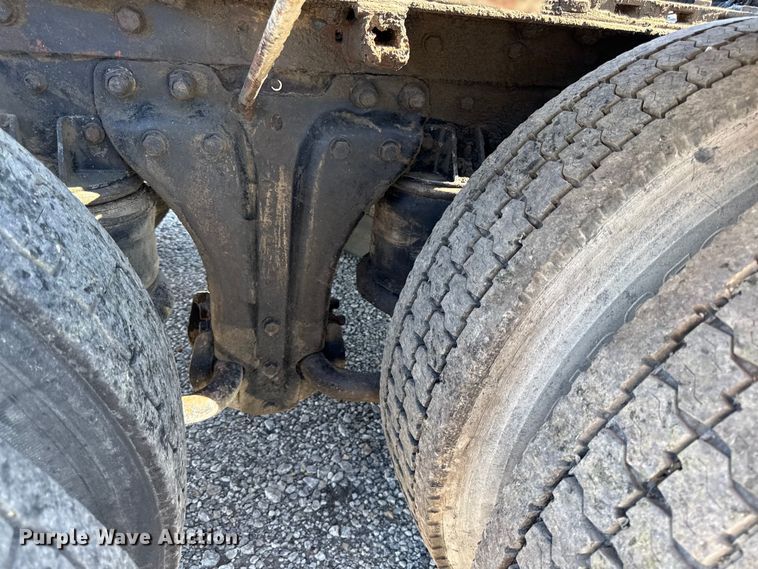 image for item EN0424 1991 Kenworth T600 semi truck