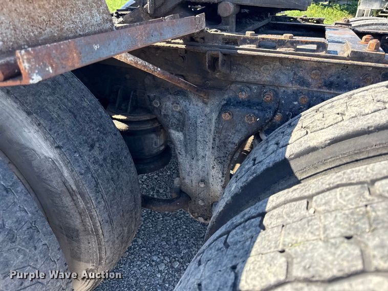 image for item EN0424 1991 Kenworth T600 semi truck