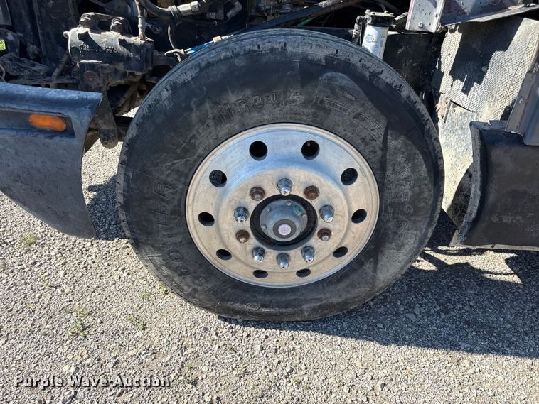 image for item EN0424 1991 Kenworth T600 semi truck