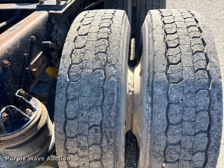 image for item EN0424 1991 Kenworth T600 semi truck