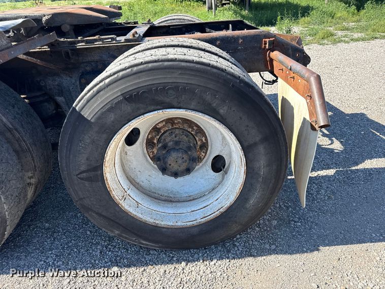 image for item EN0424 1991 Kenworth T600 semi truck