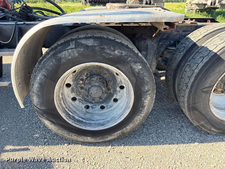 image for item EN0424 1991 Kenworth T600 semi truck