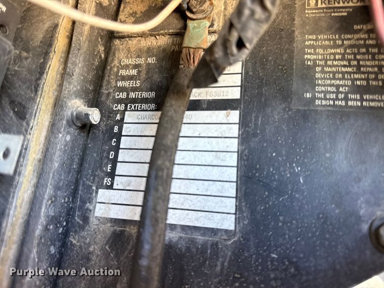image for item EN0424 1991 Kenworth T600 semi truck