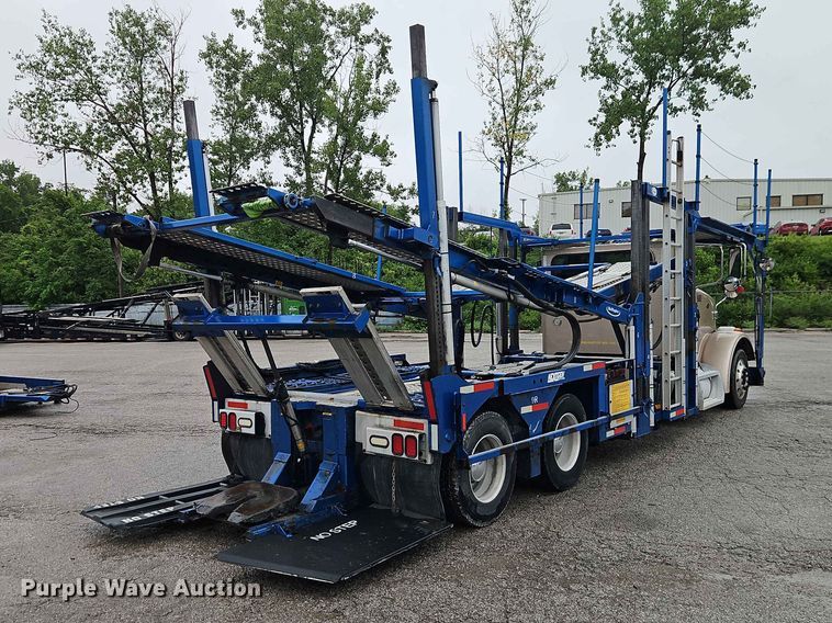 image for item EO7377 2016 Peterbilt 365 car carrier truck