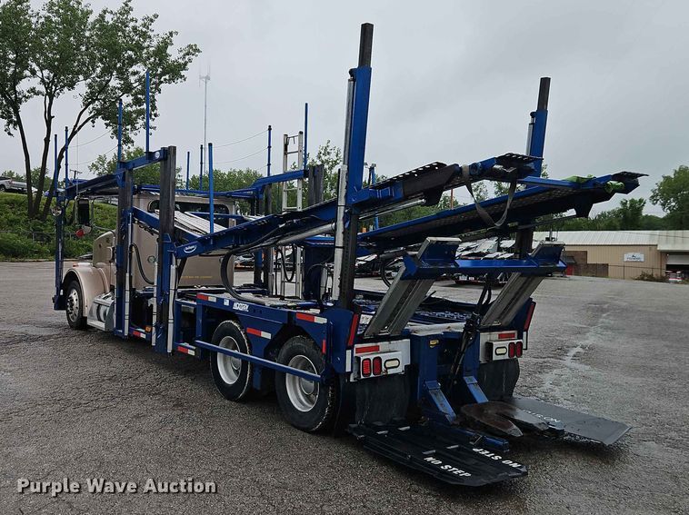 image for item EO7377 2016 Peterbilt 365 car carrier truck