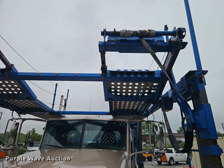 image for item EO7377 2016 Peterbilt 365 car carrier truck