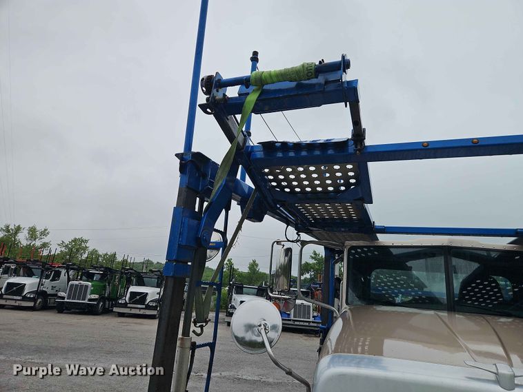 image for item EO7377 2016 Peterbilt 365 car carrier truck