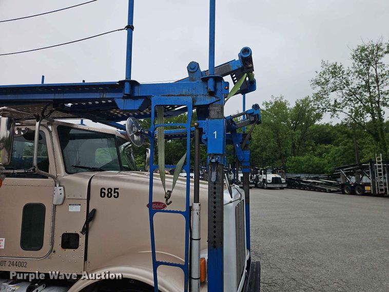 image for item EO7377 2016 Peterbilt 365 car carrier truck