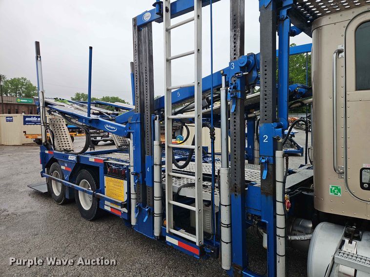 image for item EO7377 2016 Peterbilt 365 car carrier truck
