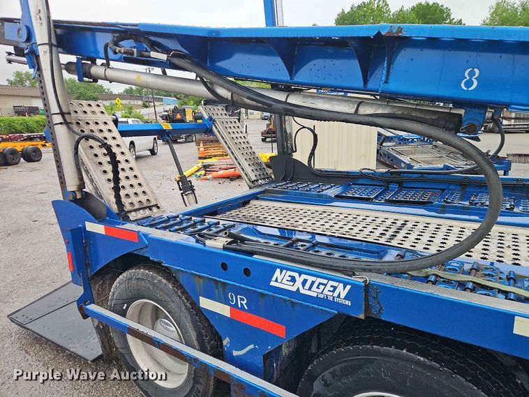 image for item EO7377 2016 Peterbilt 365 car carrier truck