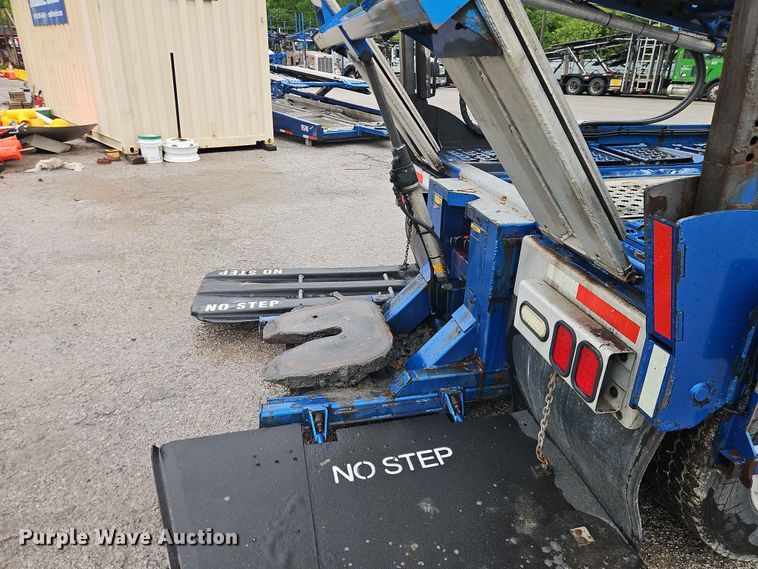 image for item EO7377 2016 Peterbilt 365 car carrier truck