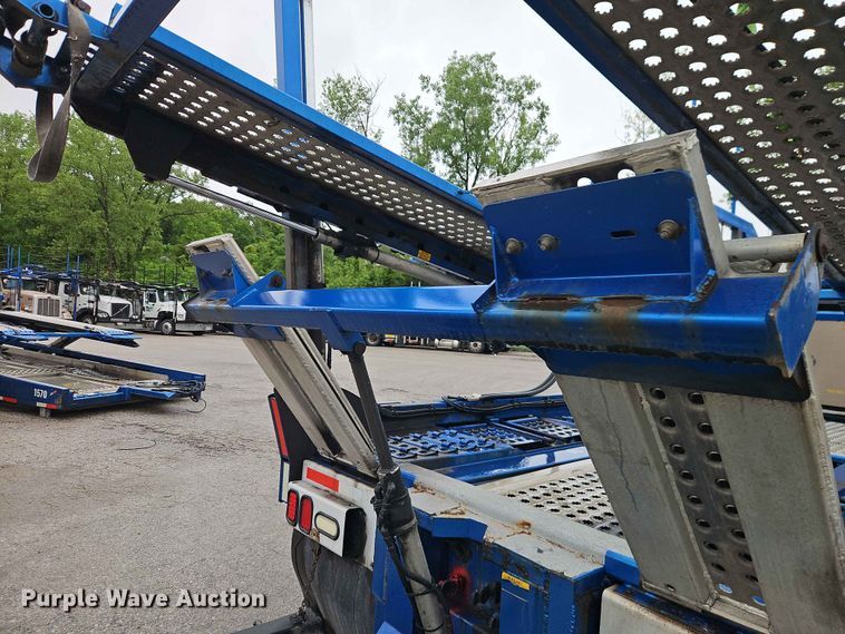 image for item EO7377 2016 Peterbilt 365 car carrier truck