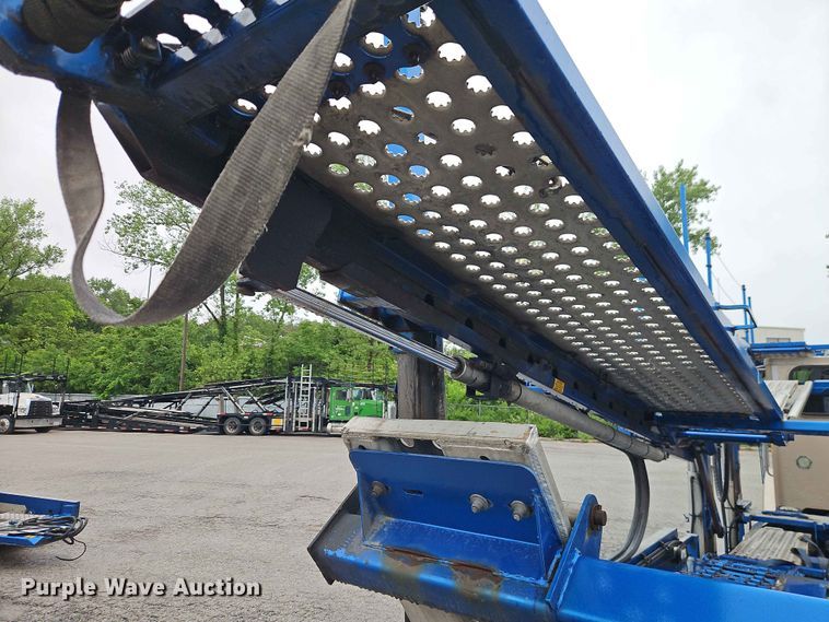 image for item EO7377 2016 Peterbilt 365 car carrier truck