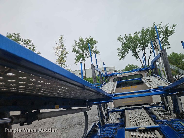 image for item EO7377 2016 Peterbilt 365 car carrier truck