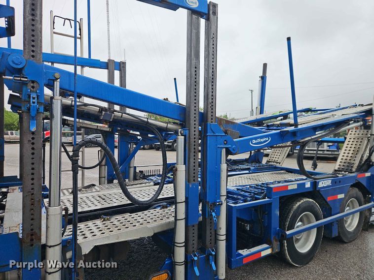 image for item EO7377 2016 Peterbilt 365 car carrier truck