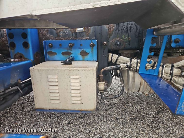 image for item EO7377 2016 Peterbilt 365 car carrier truck