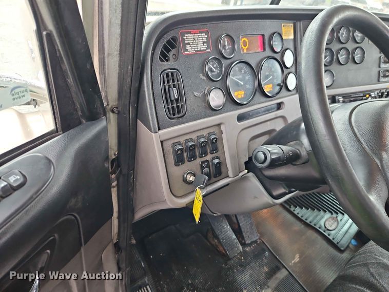 image for item EO7377 2016 Peterbilt 365 car carrier truck