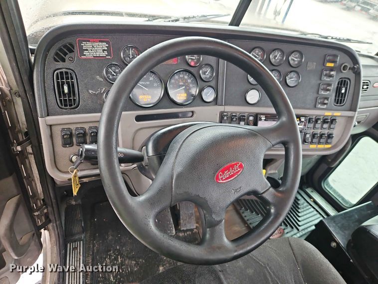 image for item EO7377 2016 Peterbilt 365 car carrier truck