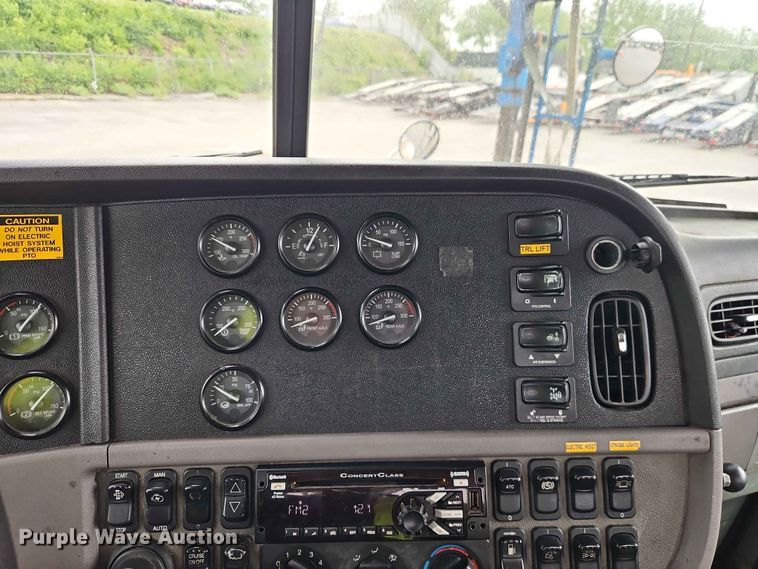image for item EO7377 2016 Peterbilt 365 car carrier truck