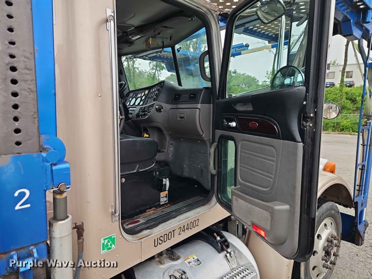 image for item EO7377 2016 Peterbilt 365 car carrier truck