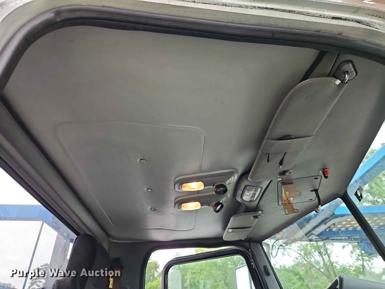 image for item EO7377 2016 Peterbilt 365 car carrier truck